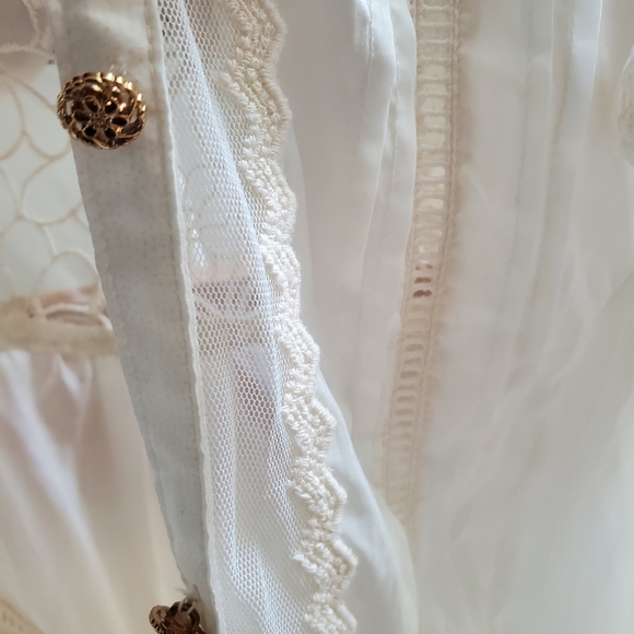 Ethereal Romantic Sleeveless White Blouse - Picture 4 of 7